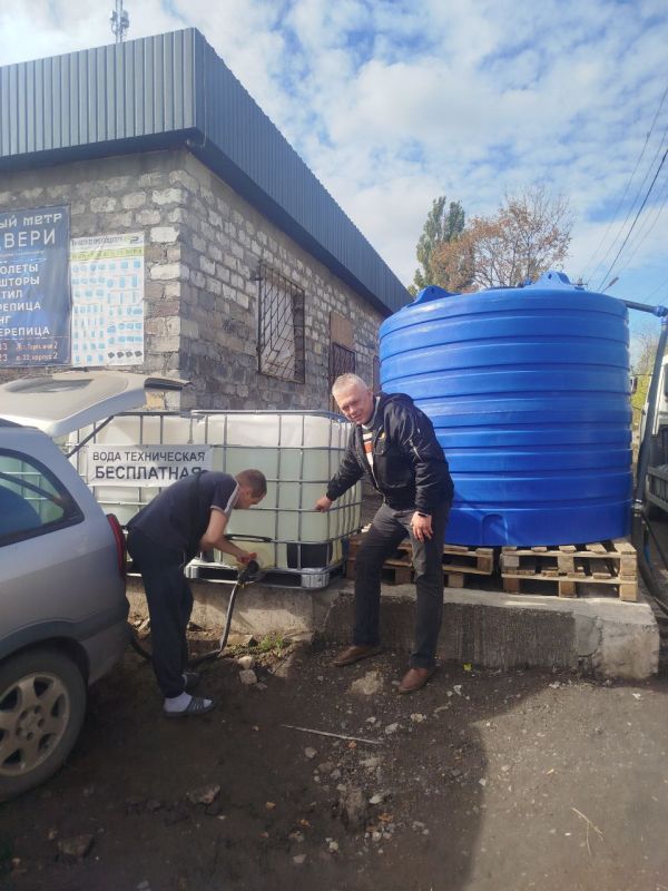 В рамках поручения Главы Республики Дениса Пушилина депутат Торезского городского совета Владимир Зайнутдинов проконтролировал своевременный подвоз воды населению по адресу: ул. 50 лет ВЛКСМ