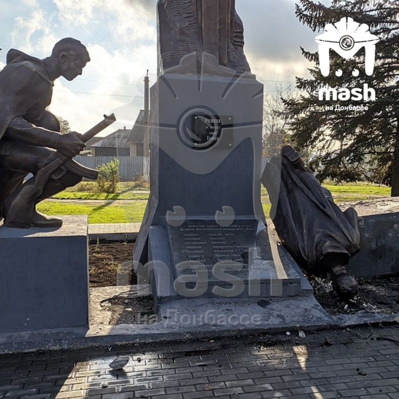 Недавно отреставрированный памятник "Родина-мать" в Торезе снесли