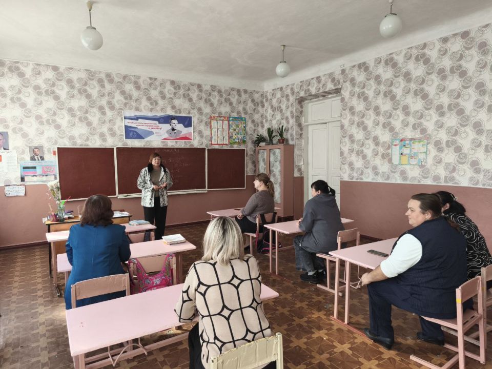 Начальник Василевского территориального отдела Ирина Щурова встретилась с трудовым коллективом Ульяновской школы