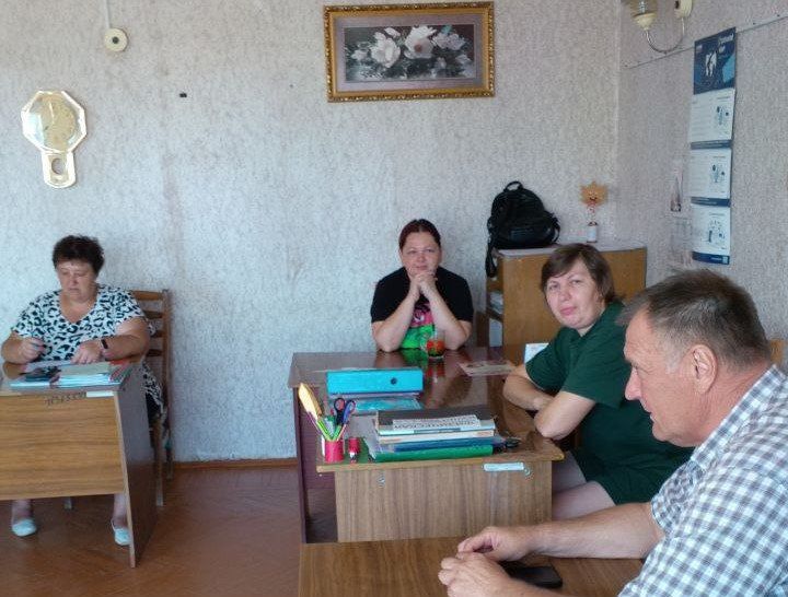 Первый заместитель главы администрации Амвросиевского муниципального округа Борис Бутко встретился с трудовым коллективом Новоивановской школы