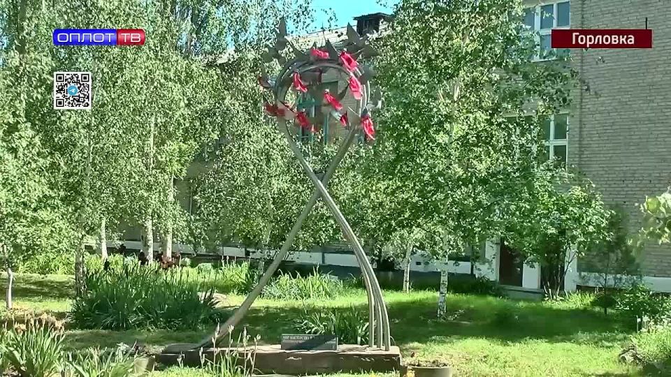 Роман Конев: Достопримечательности: памятник «Мир мастерства и милосердия»