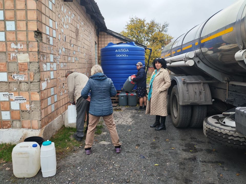 20 октября в рамках протокольного поручения Главы Республики Дениса Пушилина депутат Торезского городского совета Жанна Попова присутствовала при подвозе воды в ранее установленную ёмкость по адресу: ул. 8 Марта