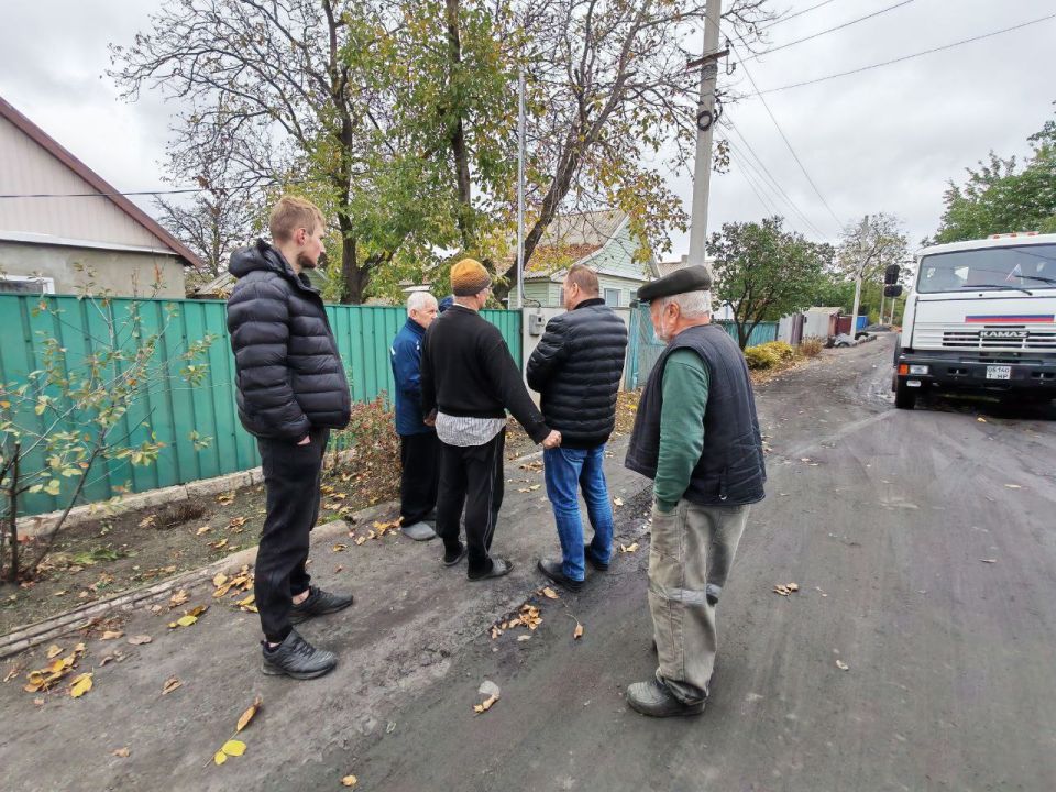 Председатель Торезского городского совета Александр Казмерчук проконтролировал своевременное наполнение ранее установленной емкости по адресу: переулок Средний