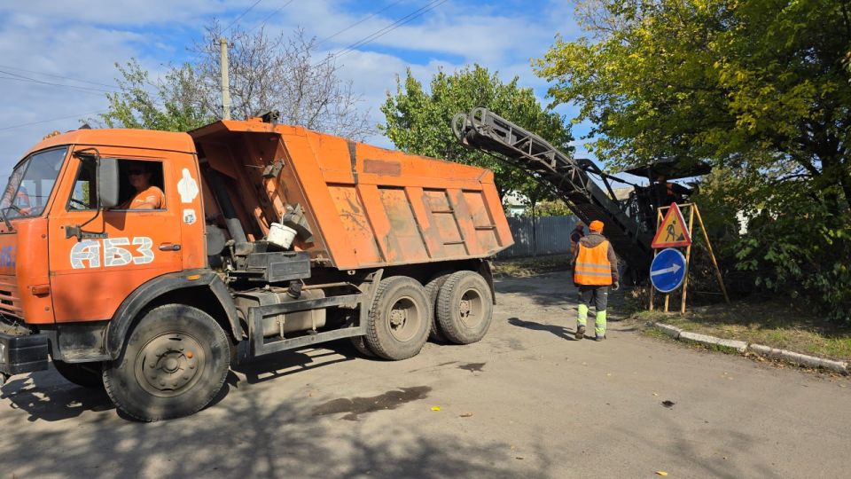 В городе Комсомольское продолжается ремонт дорог