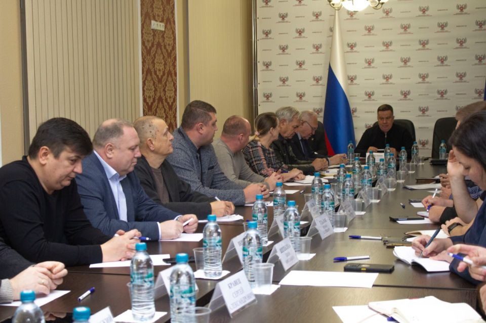 Константин Кузьмин: Провел рабочее совещание с Президиумом Народного Совета и председателями комитетов парламента