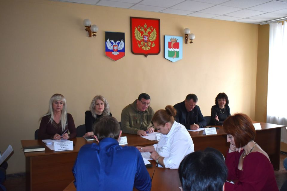 На еженедельном аппаратном совещании с начальниками управлений, отделов, секторов администрации округа и руководителями учреждений рассмотрели ряд вопросов