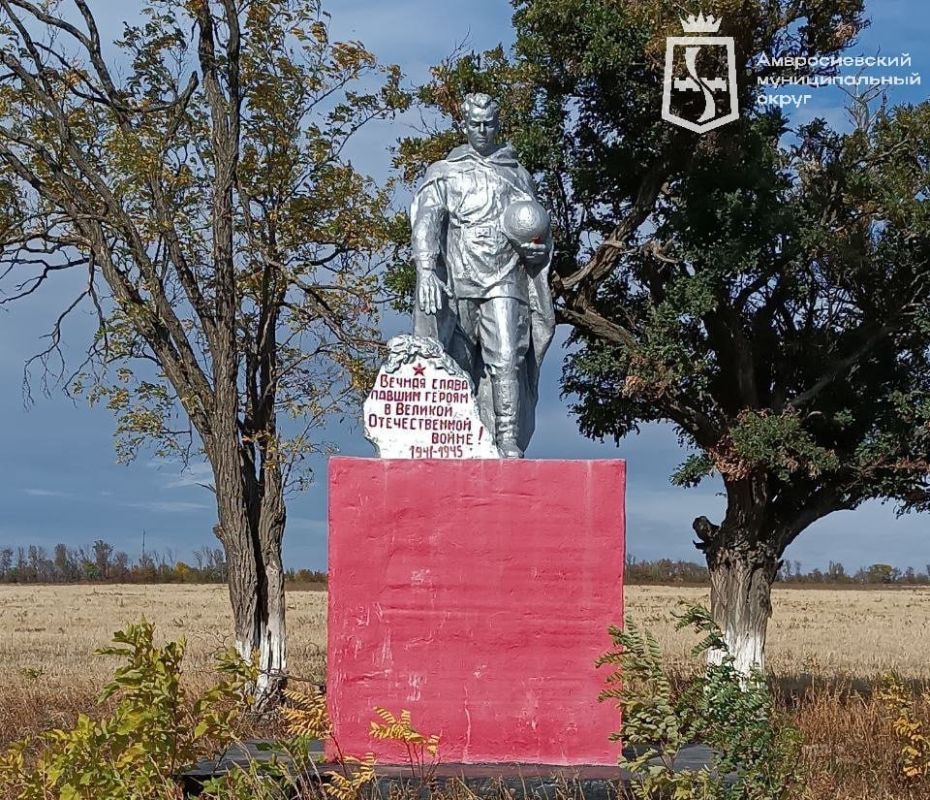 Сегодня в рамках рубрики «Памятники Великой Отечественной войны» мы хотим рассказать об одном из священных мест, хранящих память о подвиге советских воинов – братской могиле, расположенной в с. Павловское