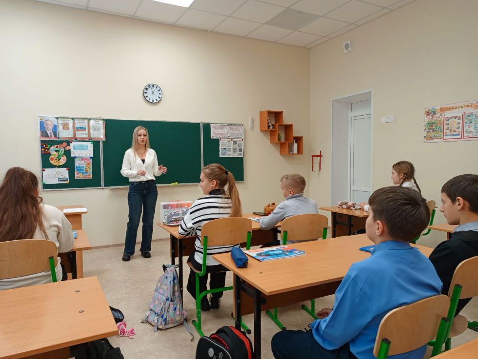 В рамках Республиканской акции «Учиться в Донбассе», проекта «Классные встречи», 21 октября в ГБОУ«Мироновская школа № 9» к учащимся 6 класса пришла в гости мама, Колода Ирина Юрьевна, которая презентовала свою любимую...