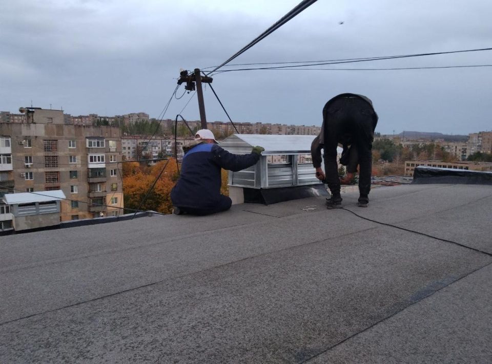 Подрядчики Нижегородской области обновляют кровлю жилого дома в Харцызске