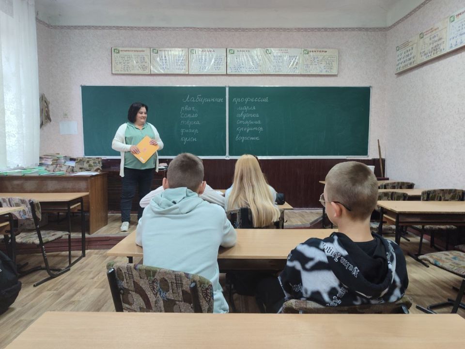 21 октября сотрудники Зуевской библиотеки-филиала №5 провели для учащихся ГБОУ «СШ №11 г.о. Харцызск» мероприятие «Лабиринты профессий»