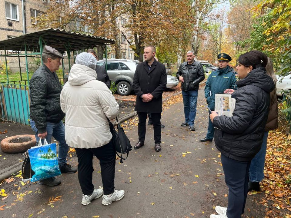 Первый заместитель главы Администрации городского округа Харцызск Олег Захаров провел встречу с жителями в г. Харцызск по адресу ул. Вокзальная, д. 61