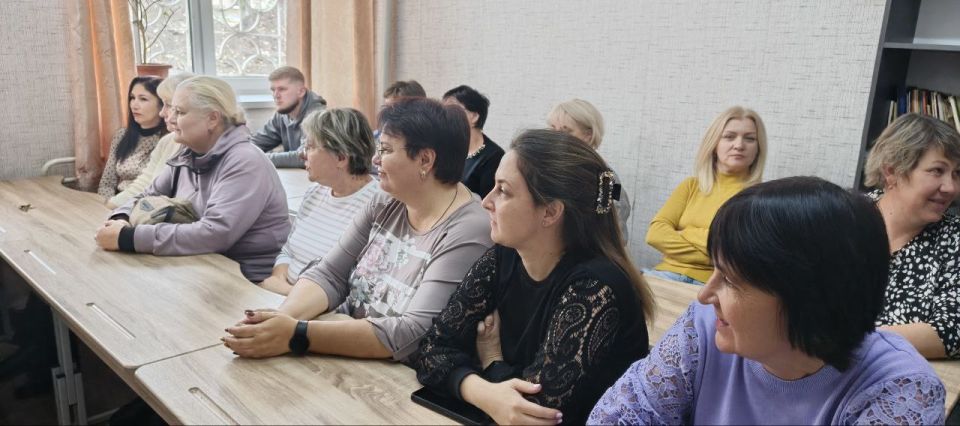 Заместитель главы муниципального образования городского округа Харцызск Виктория Рогожина провела встречу с трудовым коллективом МБУДО "Зугрэсская детская школа искусств"