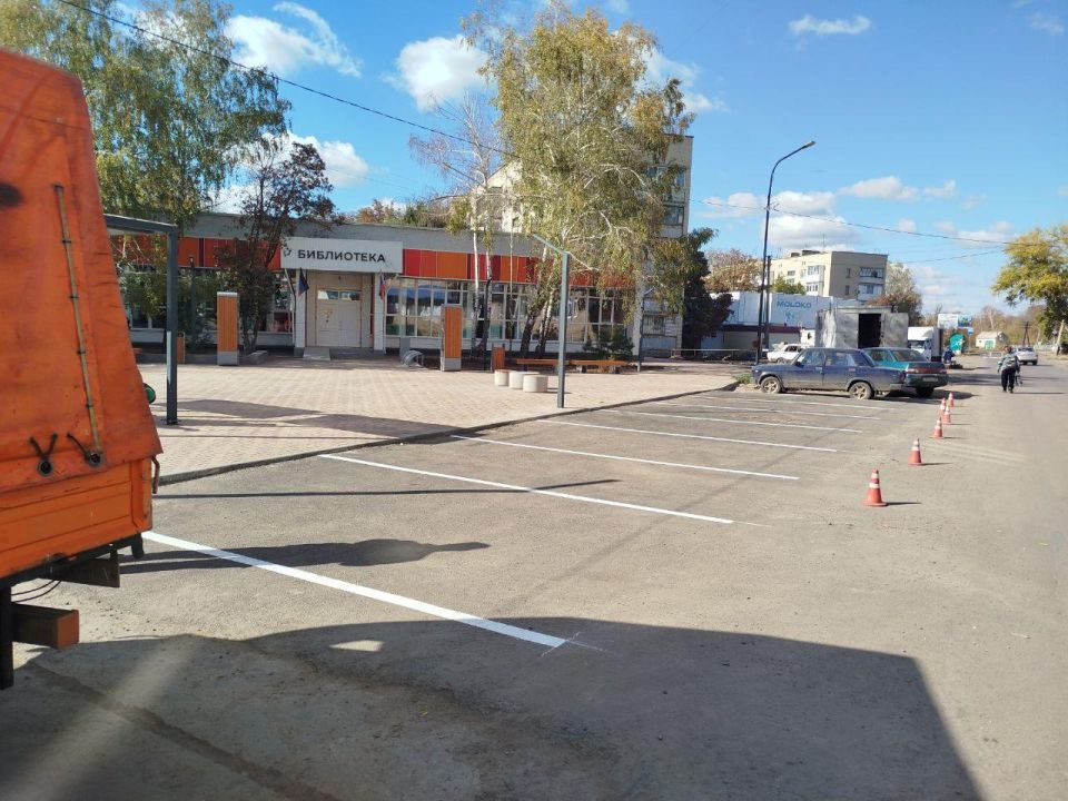 По улице Свободы города Амвросиевка продолжаются работы по благоустройству дорожной сети