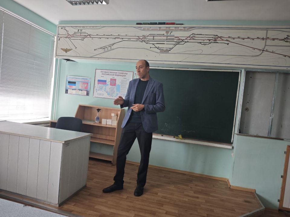 Сегодня, 21 октября 2025 года, заместитель главы администрации городского округа Дебальцево Евгений Глебов провел рабочую встречу с трудовым коллективом и студентами Дебальцевского колледжа транспортной инфраструктуры