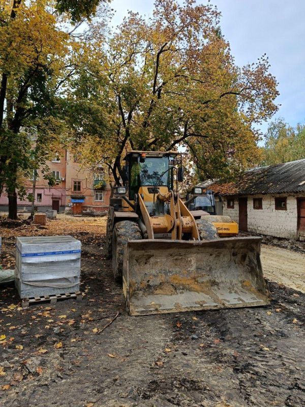 Подрядчики Нижегородской области продолжают обновлять дворы в Харцызске
