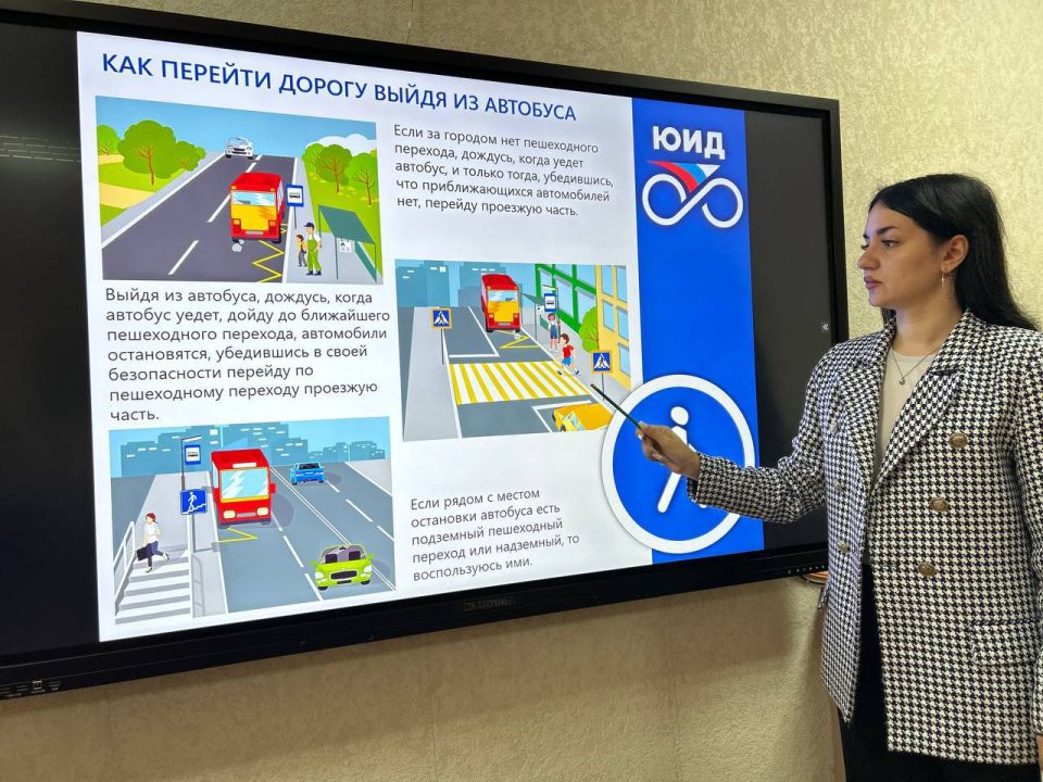 В рамках Всероссийской недели безопасности дорожного движения 18.09.2025 г. в ГБОУ «Лицей «Интеллект»г.о.Харцызск» педагог-организатор Чикильдина Ю.В. провела Единый урок по безопасности дорожного движения: «Мы знаем ПДД»