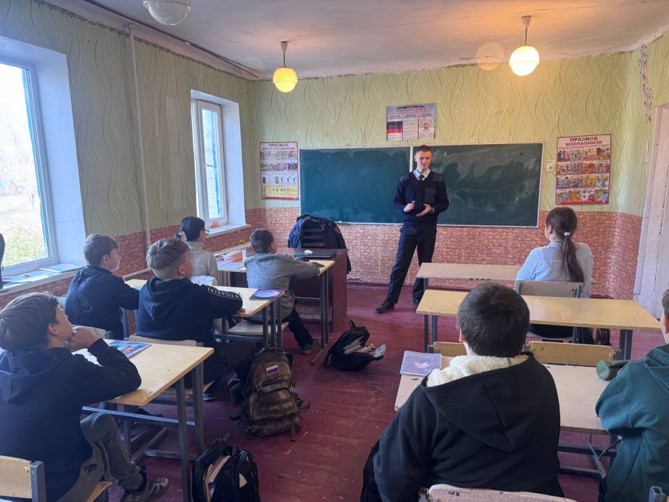 Полицейские проводят профилактическую работу с подростками