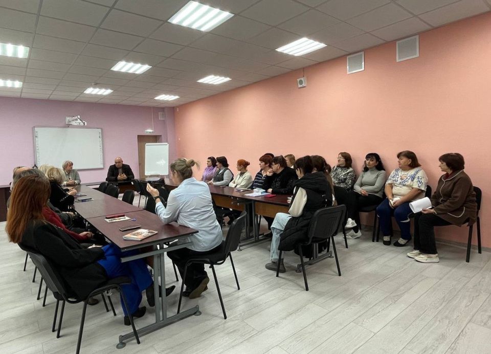 21 октября 2025 года первый заместитель главы администрации городского округа Дебальцево, Максим Вельма, провел встречу с трудовым коллективом Государственного бюджетного образовательного учреждения «Светлодарский УВК г.о....