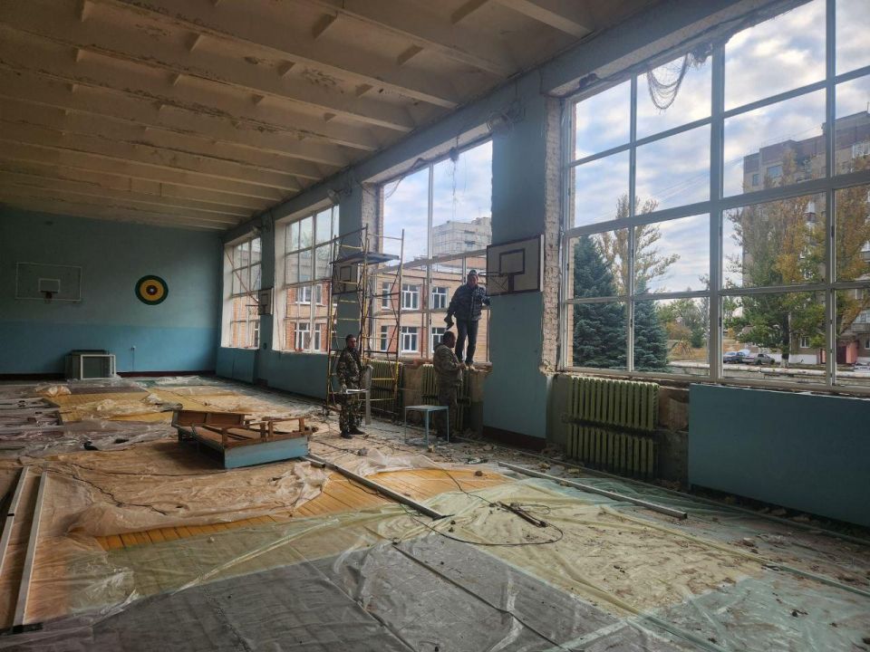 Подрядчики из Нижнего Новгорода заменят окна в Харцызской школе