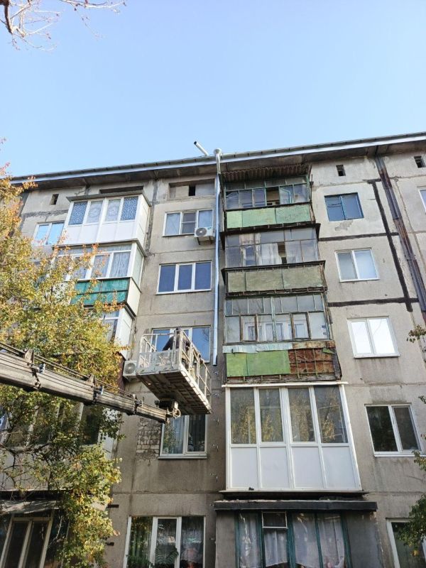 При поддержке Нижегородской области начался монтаж водостоков в жилом доме м-н Металлургов в Харцызске