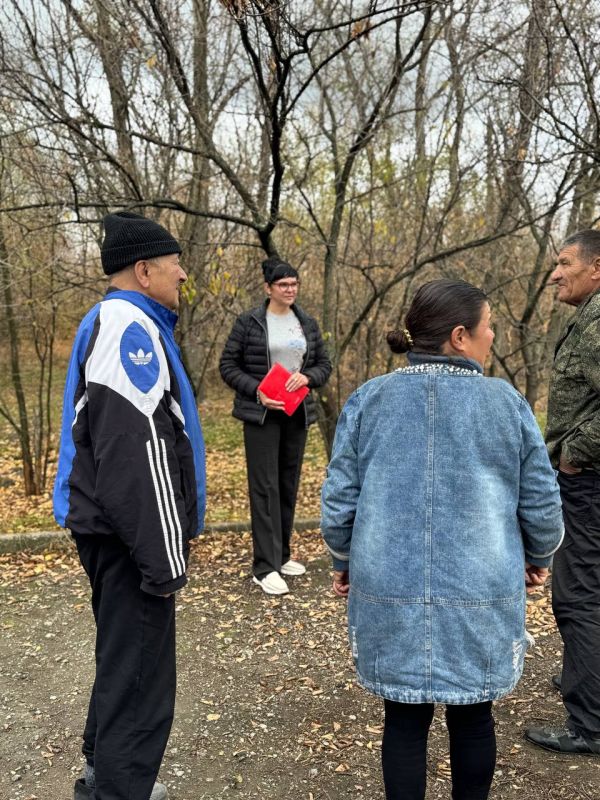 Встречи с населением. 21 октября начальник Юнокоммунаровского территориального отдела управления по обеспечению деятельности территорий администрации городского округа Енакиево Елена Коваленко встретилась с жителями пгт...