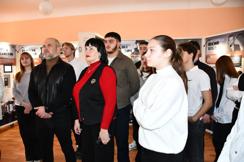 «День белых журавлей». 22 октября сотрудники Дебальцевского городского музея подготовили выставку «Связь поколений» ко Дню Белых Журавлей, который отмечается ежегодно 22 октября