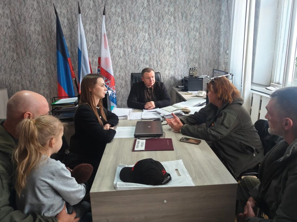 Сергей Ермаков: 22 октября провел рабочую встречу с Екатериной Дворянкиной, руководителем Благотворительного фонда «Из Тольятти с любовью» и Анастасией Кирилловой, вдовой героя и руководителем проекта «Жена Героя. Сызрань»