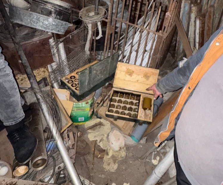 Житель Харцызска спрятал в кладовке 30 упаковок тротила, гранаты и пистолет