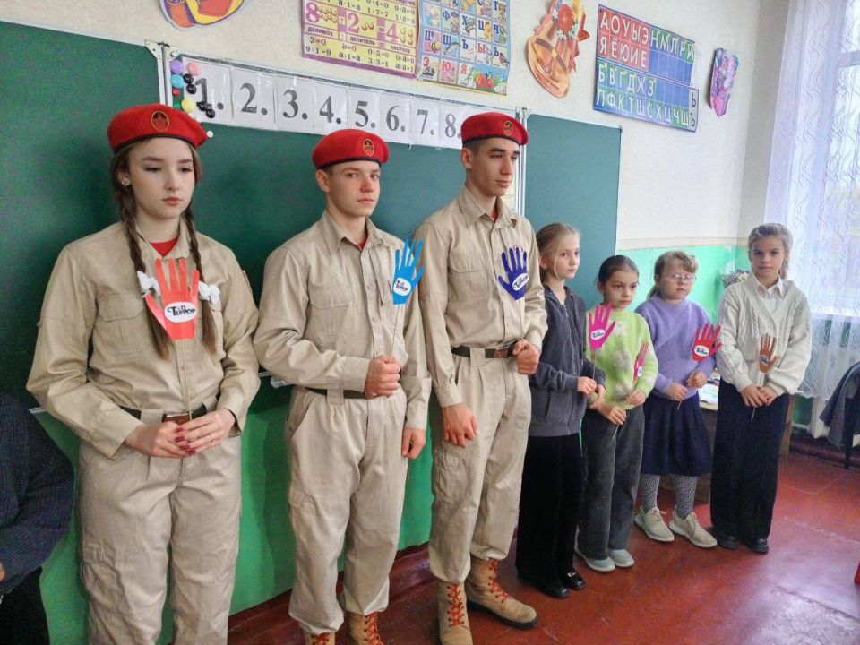 МЫ ПРОТИВ ТЕРРОРА!. Юнармейцы отряда ВПК «Пламя» штаба местного отделения городского округа Харцызска СШ № 4, ученики из 9-А класса Воробьев Сергей,Матинян Михаил, и Уманец Алина приняли участие в акции «Мы ПОМНИМ!»