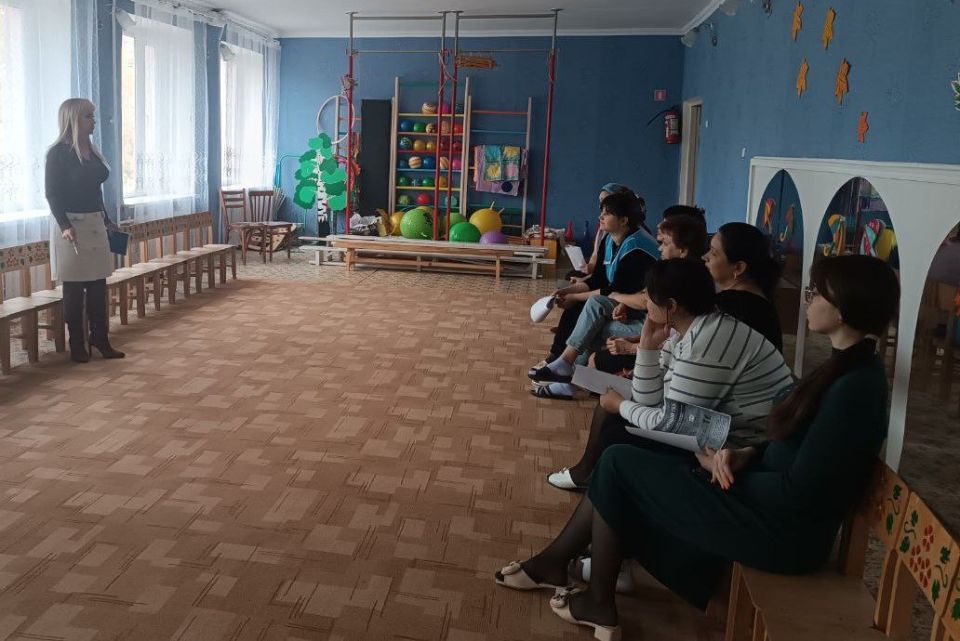 Управляющий делами администрации Амвросиевского муниципального округа Елена Фисенко встретилась с трудовым коллективом детского сада № 2 г. Амвросиевка