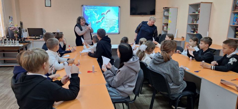 Сегодня для обучающих 5-6 классов ГБОУ "Мироновская школа №10 г.о. Дебальцево" в молодёжном отделе МБУ "МИРОНОВСКИЙ ПОСЕЛКОВЫЙ ДК" прошёл мастер-класс