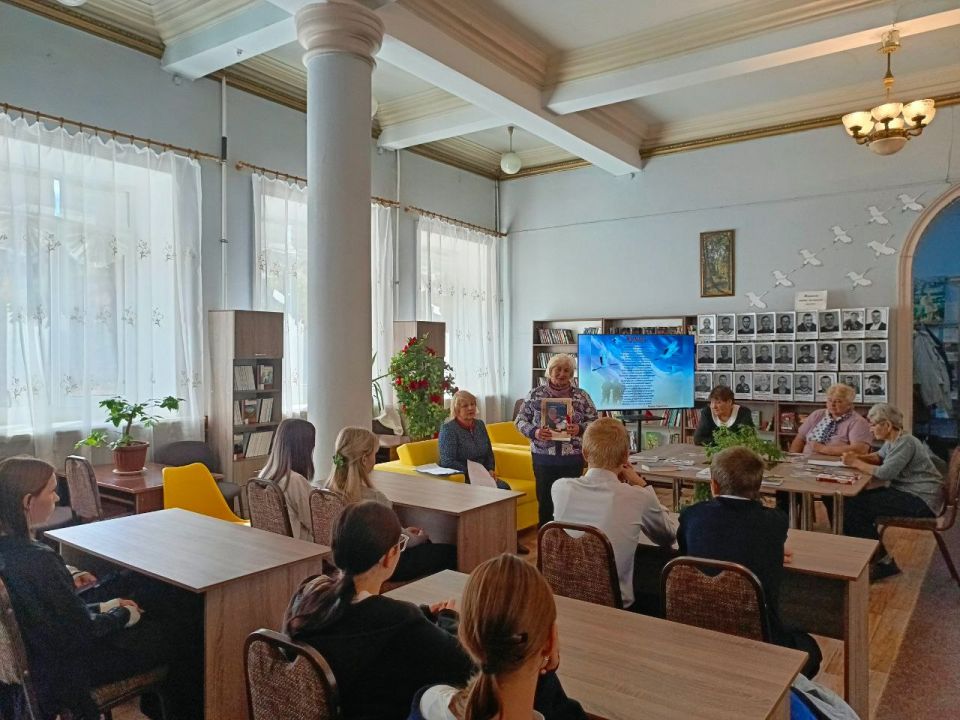 В рамках книжного фестиваля «Под белым парусом пера» ко Дню белых журавлей в Зугрэсской библиотеке-филиале №3 прошло мероприятие «Журавли вновь печально летят»