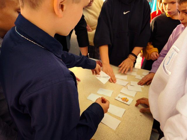 Сотрудники ДК им. Кирова провели чудесный праздник, для учащихся Амвросиевской школы-интернат № 4, посвященный Дню Флага Донецкой Народной Республики