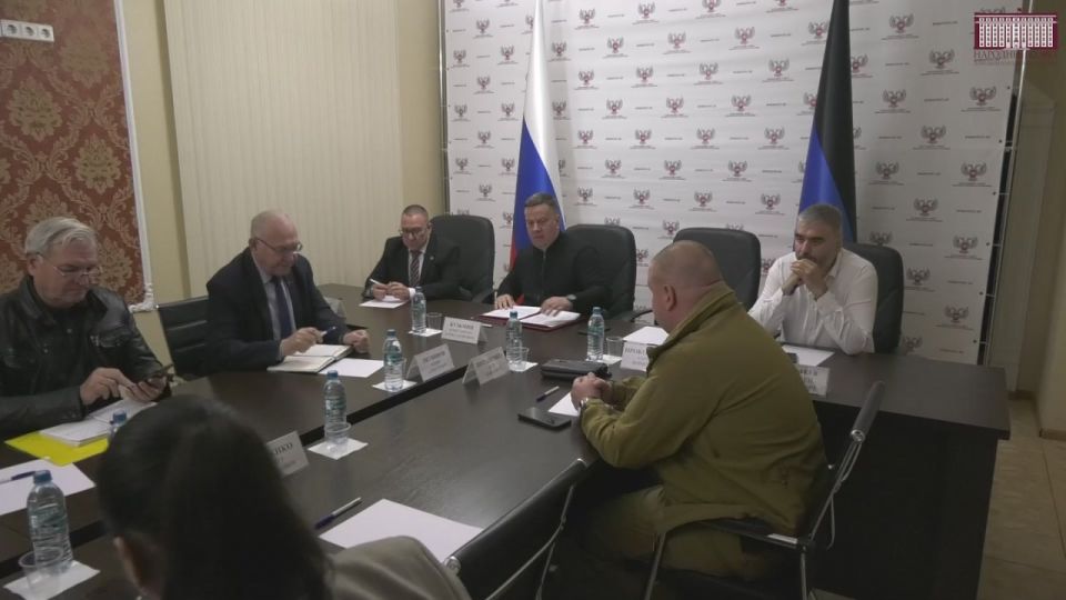 Состоялось расширенное совещание Председателя Народного Совета ДНР Константина Кузьмина с Президиумом и главами комитетов парламента