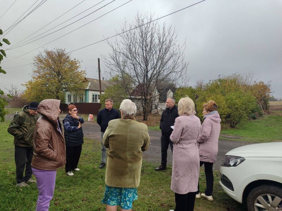 Вчера, 21 октября, начальник Зуевского территориального отдела Администрации муниципального образования Алексей Марюхнич провел встречу с гражданами в пгт Зуевка на улице Межевой