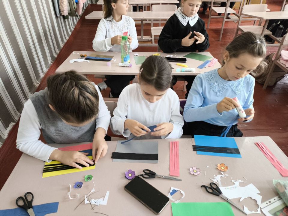 Наш флаг – наша гордость. Флаг бывает разный, Но мне всего милей Черно-сине- красный Флаг Родины моей