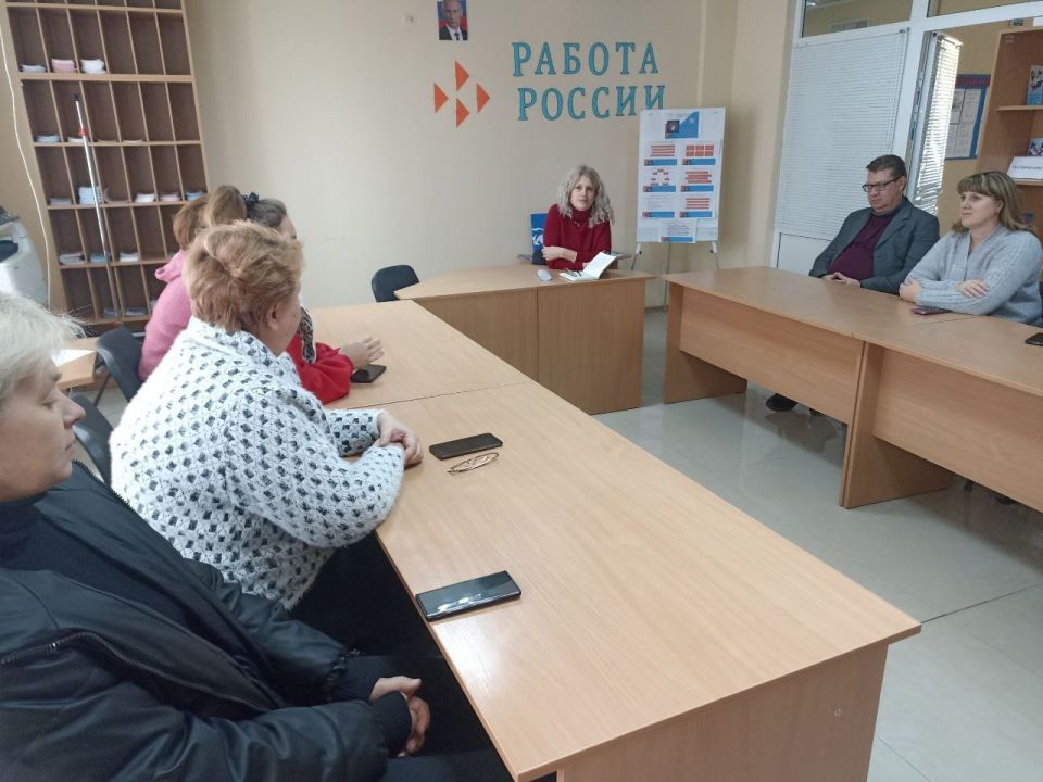 Заместитель главы администрации Амвросиевского муниципального округа Татьяна Разводова встретилась с трудовым коллективом Амвросиевского районного центра занятости