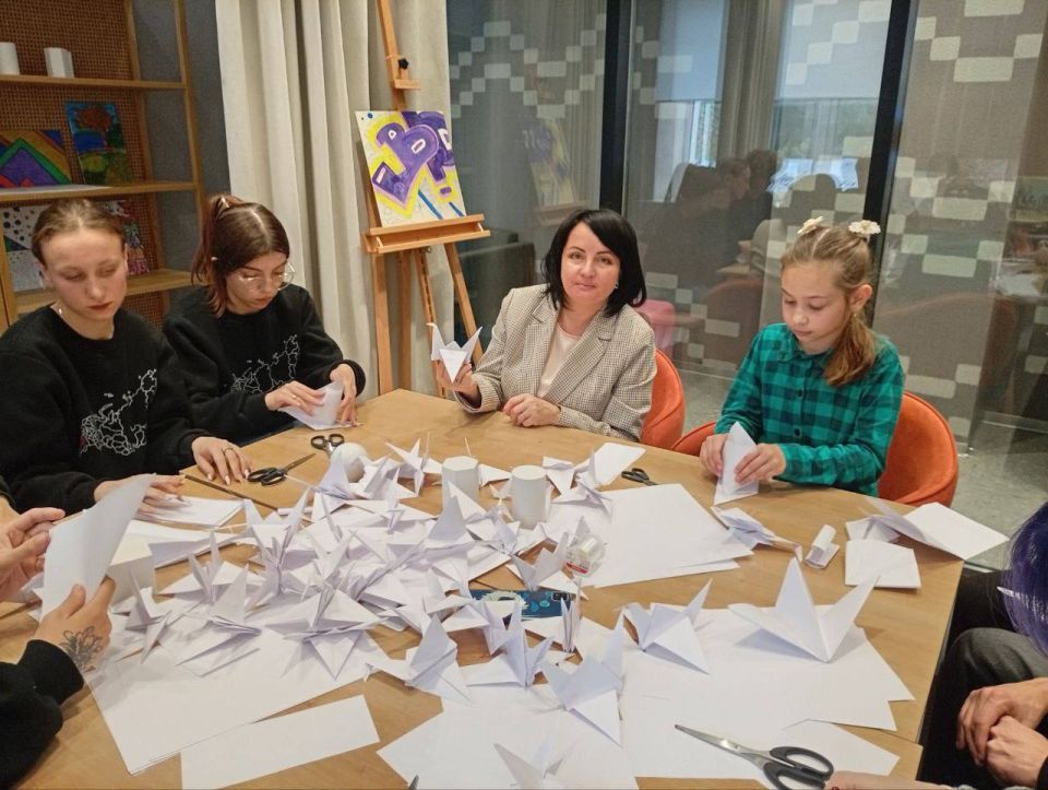 В День белых журавлей в Доме молодежи прошёл мастер-класс по изготовлению бумажных белых журавлей