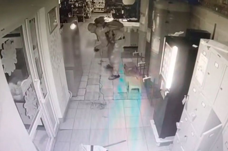 В Торезе у взорвавшего банкомат рецидивиста нашли оружие и наркотики