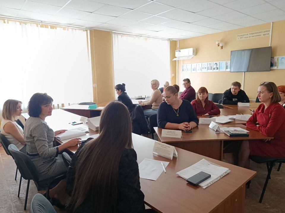 22 октября в администрации Амвросиевского муниципального округа состоялось очередное заседание комиссии по делам несовершеннолетних и защите их прав под председательством председателя комиссии Елены Крюковой