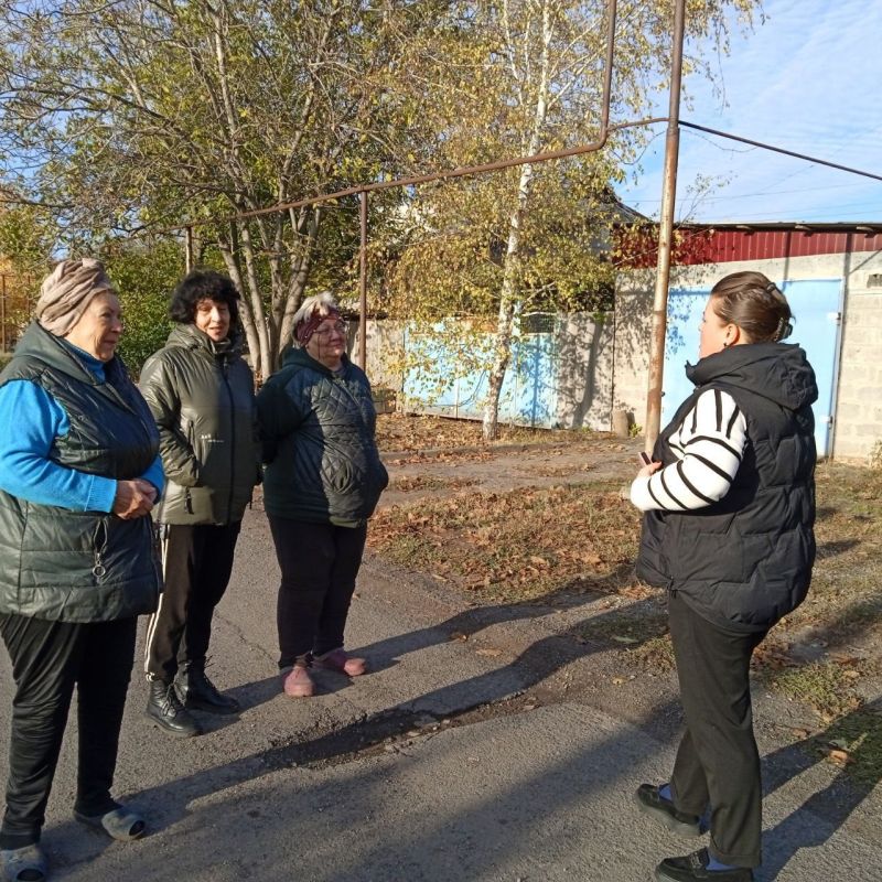 Заведующая территориального сектора Анна Коваленко провела встречу с жителями посёлка Новолуганское