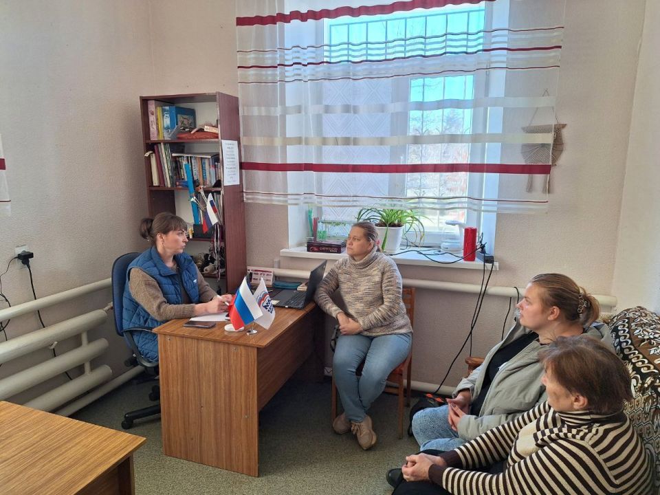 Выездной прием граждан. 23 октября руководитель общественной приемной Шахтерского местного отделения Всероссийской политической партии «Единая Россия» Елена Бондаренко провела выездной прием граждан в пос