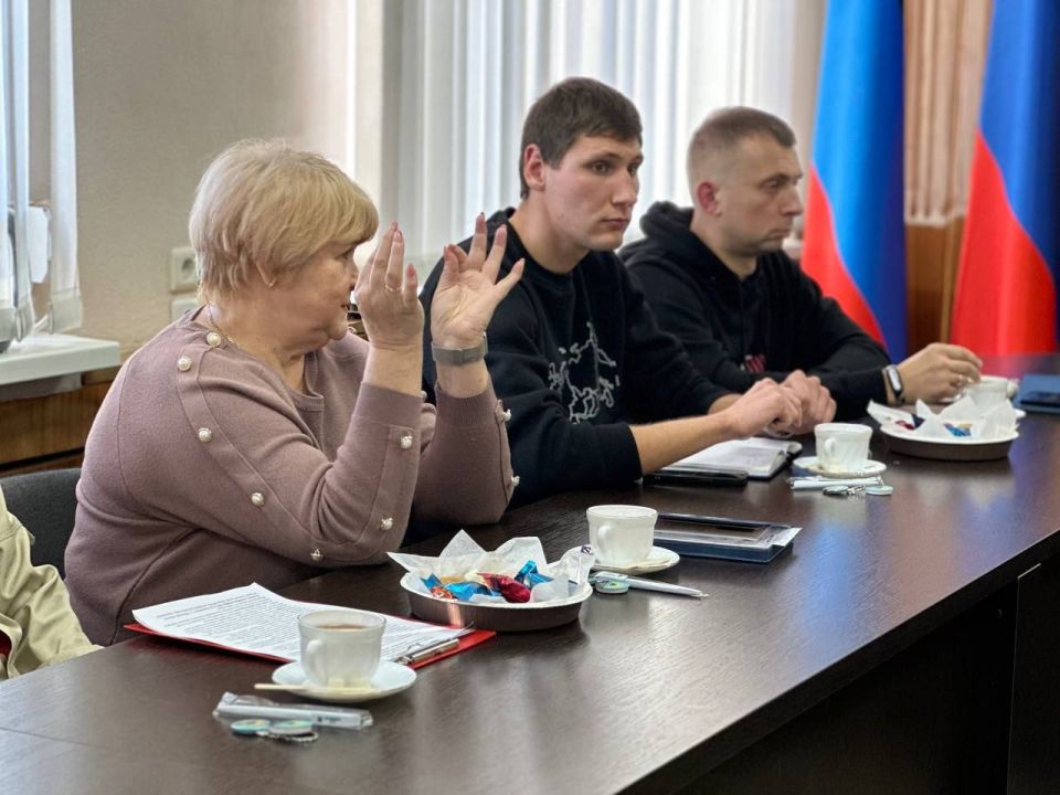 Владислав Ключаров: Сегодня провёл важную рабочую встречу с руководителями и активистами некоммерческих организаций, которые активно работают в сфере молодёжной политики на территории нашего города