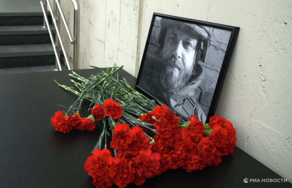 Путин прислал венок на прощание с военкором РИА Новости Иваном Зуевым