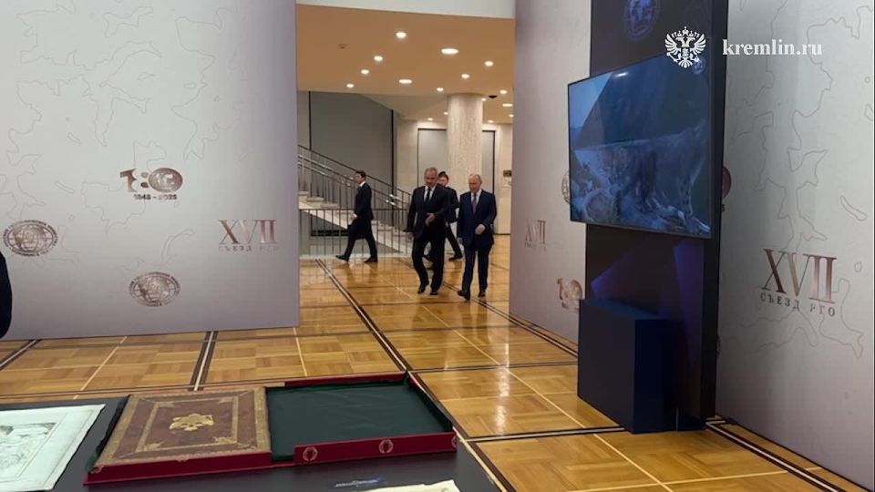 По окончании заседания Владимир Путин осмотрел выставку проектов РГО