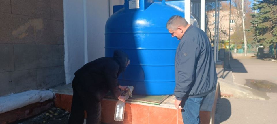 Роман Конев: 23 октября 2025 года депутаты Горловского городского совета от фракции «Единая Россия» – Павел Калфакчиян и Олег Сладкевич – посетили места подвоза воды