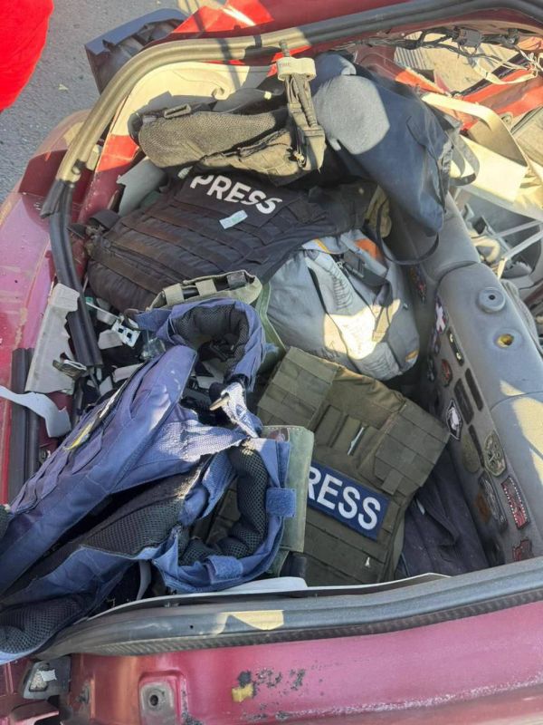 В Краматорске в результате удара дрона-камикадзе (противник пишет про "Ланцет") уничтожена машина, в которой находились пропагандисты бандеровского канала Freedom Елена Губанова и оператор Евгений Кармазин