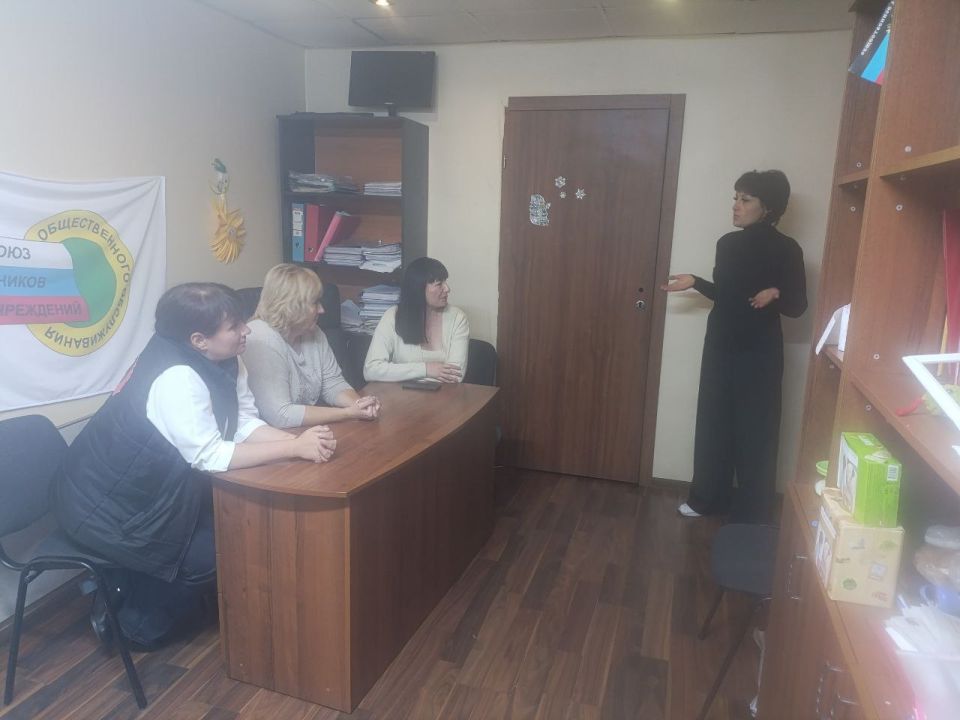 23 октября Председатель Общественного совета Елена Серебрянская провела встречу с трудовым коллективом Общественной приёмной Партии «Единая Россия» города Тореза