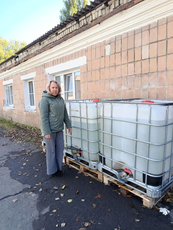 По поручению Главы Республики Дениса Пушилина депутат Торезского городского совета Яна Оприщенко проконтролировала подвоз воды в ранее установленные ёмкости возле ГБПОУ "ТТСТС"