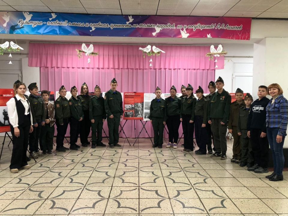 Юные кадеты Ждановки посетили выставку, посвященную Великой Отечественной войне